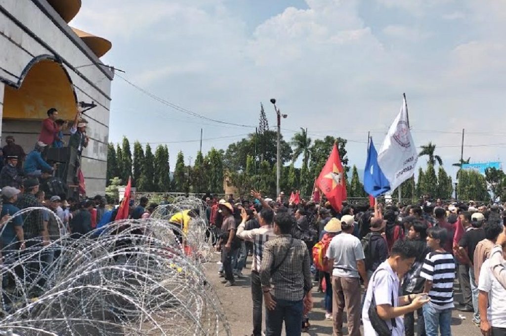 Demo Tuntut Kenaikan Harga Singkong Ricuh di Lampung, Petani Bentrok dengan Aparat