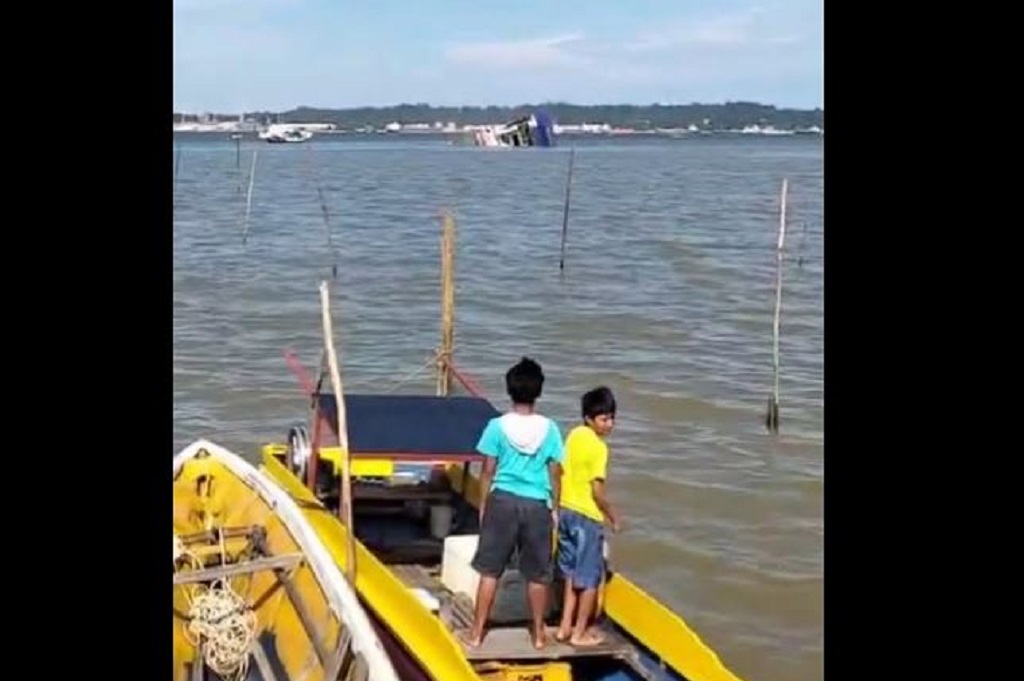 Viral Detik-Detik Kapal Feri Tenggelam di Perairan Penajam Kaltim, Warga Teriak Histeris