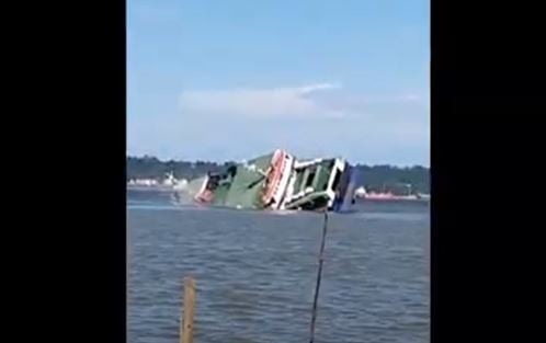 Detik-Detik Kapal Ferry Mukhlisa Tenggelam di Teluk Balikpapan, 2 ABK Masih Terjebak