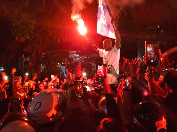 Persib Juara Liga 1 usai Persebaya Imbang, Chiro Alves Bareng Bobotoh Pesta di Sulanjana