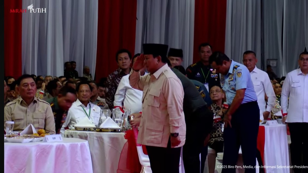 Prabowo Beri Hormat ke Try Sutrisno sebelum Pidato di Halalbihalal Purnawirawan TNI