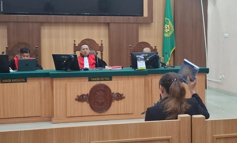 Selebgram Isa Zega Nekat Angkat Alquran dan Tantang Sumpah Pocong di Persidangan