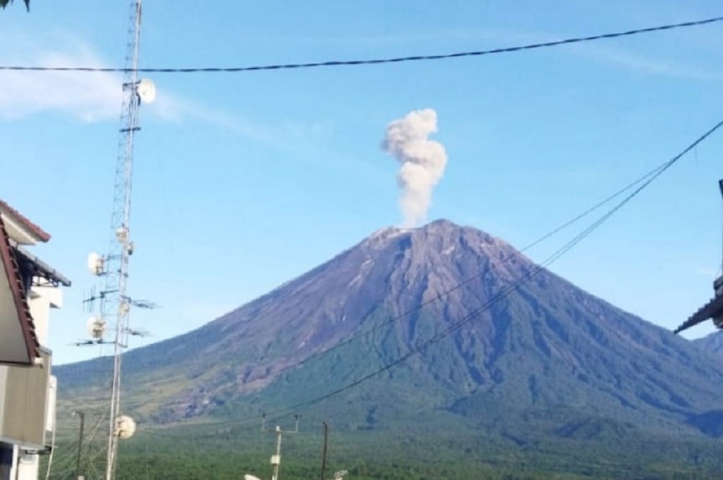 Gunung Semeru 9 Kali Erupsi Beruntun Hari Ini, Status Level II Waspada