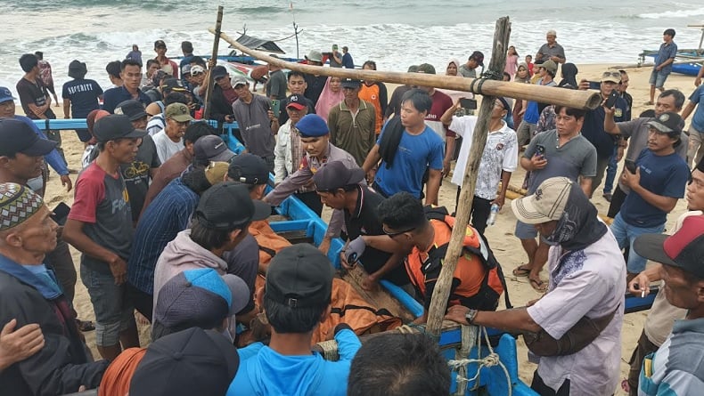 Perahu Diterjang Ombak, Nelayan Pesisir Barat Jatuh ke Laut Ditemukan Tewas