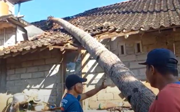 Angin Puting Beliung Terjang 7 Desa di Semarang, Puluhan Rumah Rusak