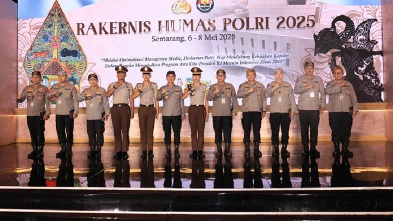 Kabid Humas Polda Metro Kombes Ade Ary Syam Indradi Raih 2 Penghargaan di Rakernis Humas Polri