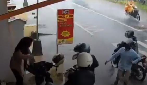 Viral Siswi SMK di Lumajang Dibegal saat Berteduh, Motor Digasak 4 Pelaku
