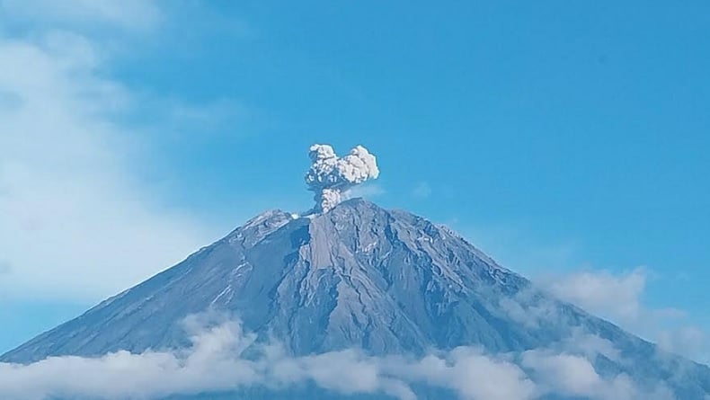 Gunung Semeru Hari Ini 6 Kali Muntahkan Abu Vulkanik