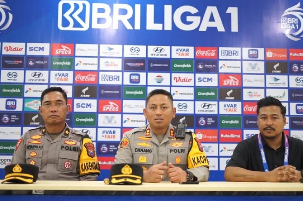 Polisi Buru Suporter Arema Pelempar Batu ke Bus Persik Kediri di Stadion Kanjuruhan