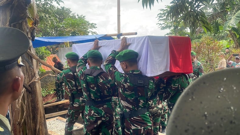 Dentuman Tembakan Salvo Iringi Pemakaman Mayor CPL Anda Rohanda