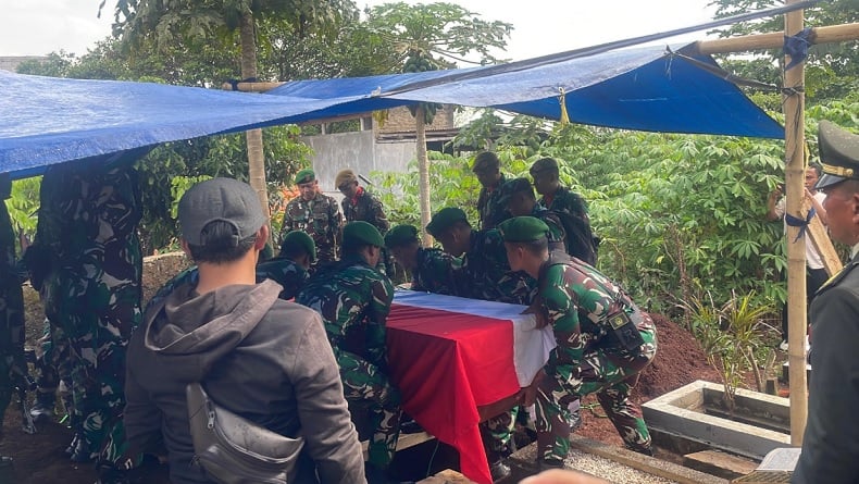 Isak Tangis Keluarga Pecah saat Jenazah Mayor CPL Anda Rohanda Diturunkan ke Liang Lahad