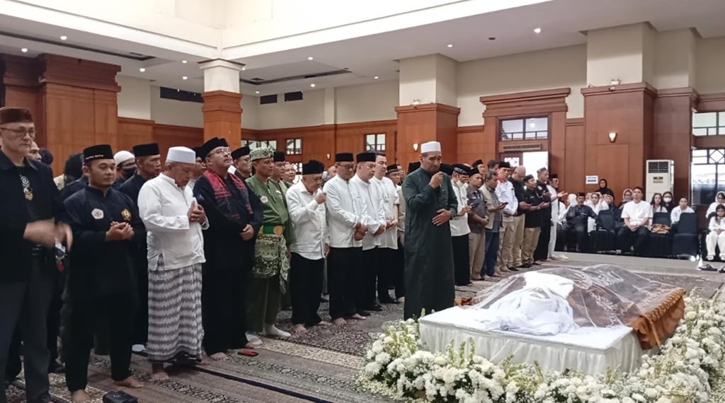 Pramono-Rano Ikut Salat Jenazah Eddie Nalapraya di Padepokan TMII