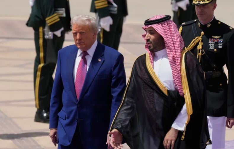Dikawal Jet Tempur F-15, Trump Tiba di Saudi