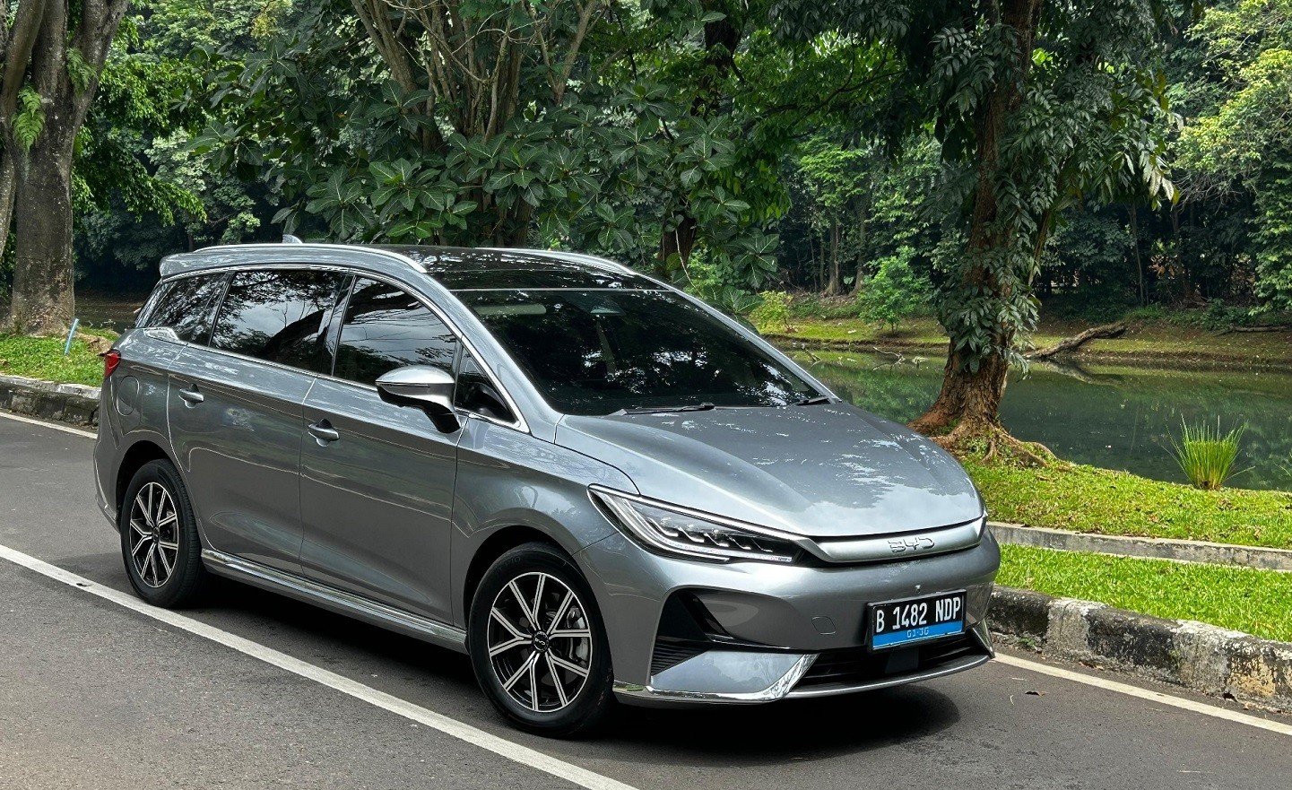 Menjajal Mobil Listrik BYD M6, Bagaimana Fitur dan Teknologinya?