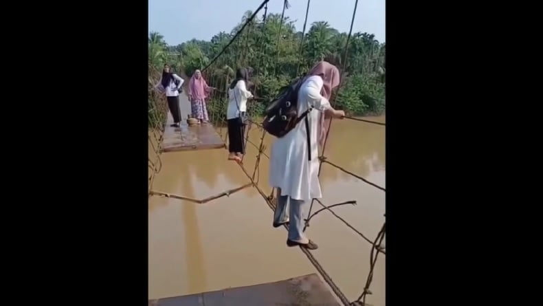 Miris, Guru SD di Jambi Bertaruh Nyawa Menyeberangi Jembatan Rusak ke Tempat Mengajar