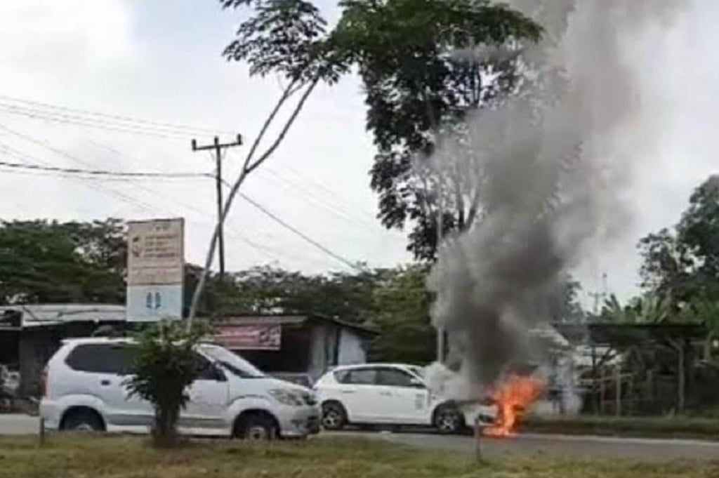 Kebakaran Mobil ASN Gegerkan Warga Pekanbaru, Diduga akibat Korsleting Listrik