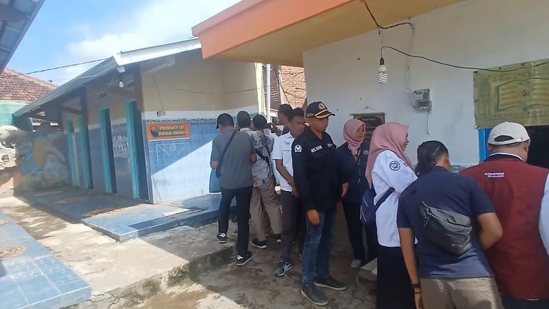 Kisah Pilu Keluarga Kurang Mampu di Pasuruan, 2 Tahun Tinggal di Toilet Umum