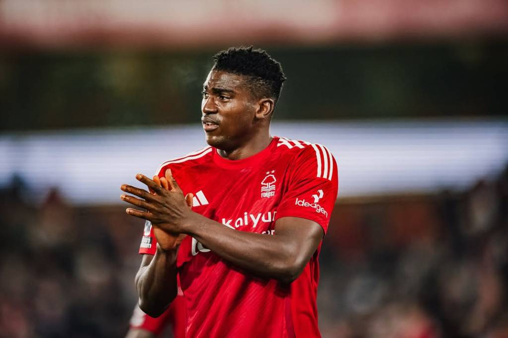 Ngeri! Striker Nottingham Forest Taiwo Awoniyi Koma usai Tabrak Tiang Gawang