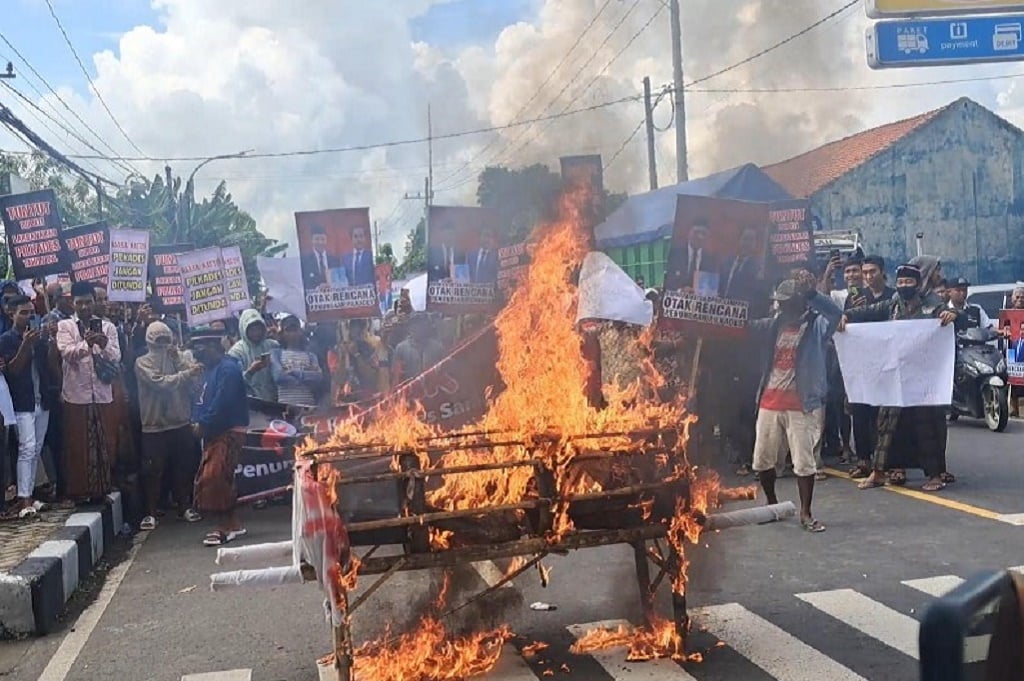 Tuntut Pilkades Digelar, Warga 14 Desa di Sampang Demo hingga Bakar Keranda Mayat