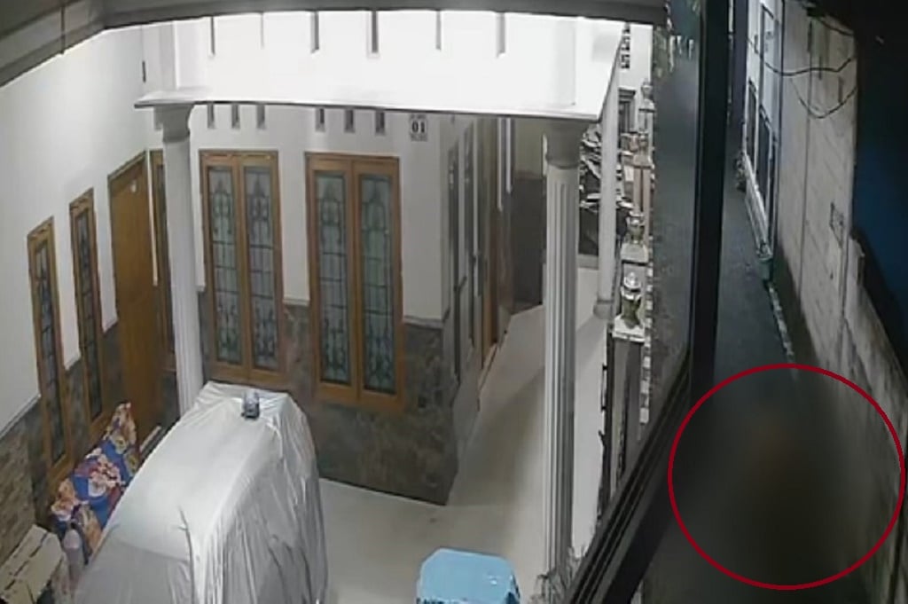 Terekam CCTV Aksi Pencuri Telanjang Bulat di Malang, Istri Pemilik Rumah Kaget