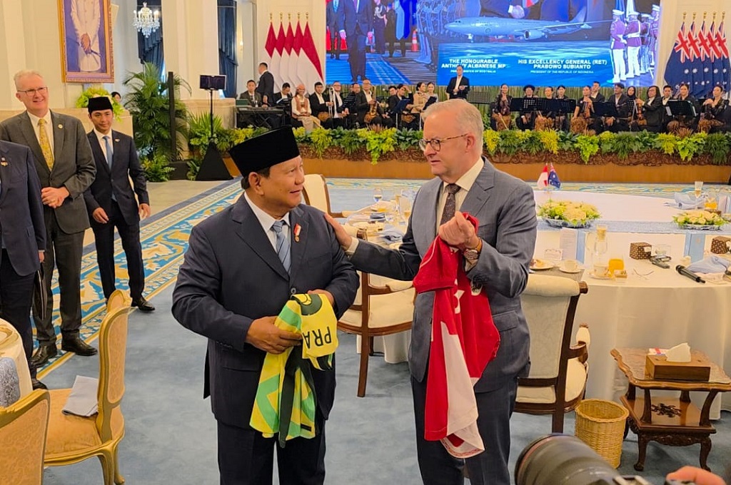 Momen Keakraban Presiden Prabowo dan PM Australia Albanese, Saling Tukar Jersey Bola