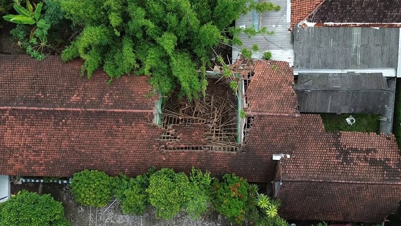 Mengerikan, Detik-Detik Atap Ruang Kelas SD Negeri di Lumajang Ambruk Terekam Kamera Warga