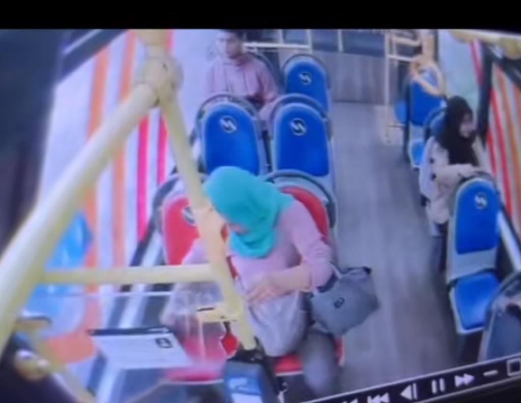 Terekam CCTV, Ibu-ibu Pencuri Laptop di Bus Transjakarta Ditangkap Polisi