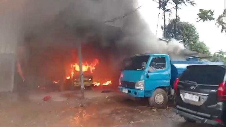 Gudang BBM Ilegal Terbakar Hebat, Api dari Mobil Tangki yang Dimodifikasi