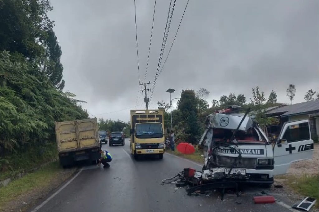 Kecelakaan di Humbahas, Ambulans Bawa Jenazah Ditabrak Truk 1 Orang Tewas