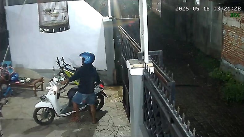 Maling Nekat di Pasuruan Terekam CCTV, Santai Bawa Kabur Motor dan Helm Anggota TNI
