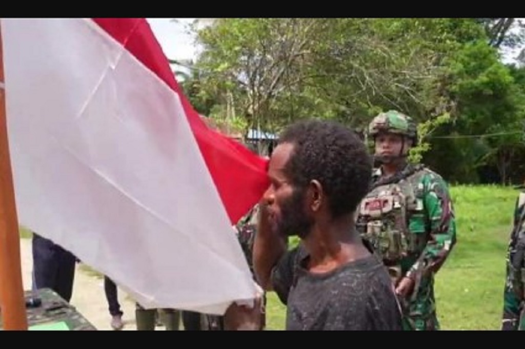 Yeremias Fumair Komandan OPM Kembali Pangkuan NKRI, Cium Bendera Merah Putih