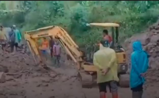 Tebing 100 Meter Longsor Putus Akses Jalan 2 Desa di Semarang
