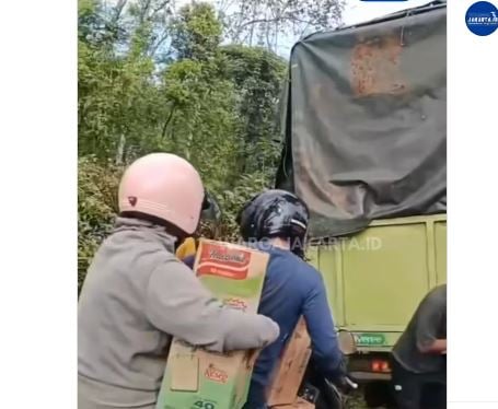 Viral Truk Logistik Terguling di Banyuasin, Warga Kompak Jarah Muatan