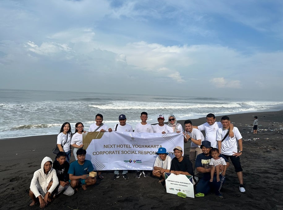 Aksi Peduli Lingkungan, Next Hotel Yogya dan MNC Peduli Lepas Puluhan Tukik dan Bersih-Bersih Pantai