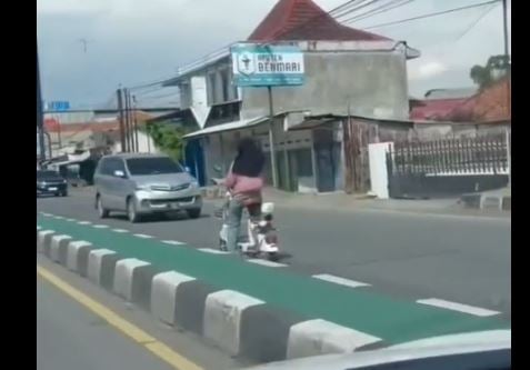 Viral Bocah Perempuan Kendarai Sepeda Listrik Lawan Arah di Jalur Pantura Tegal