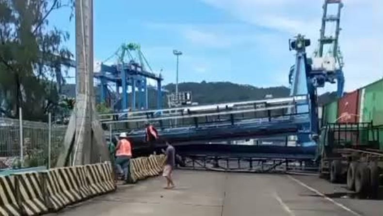 Derek Peti Kemas Roboh di Terminal Bitung saat Bongkar Muat Kapal