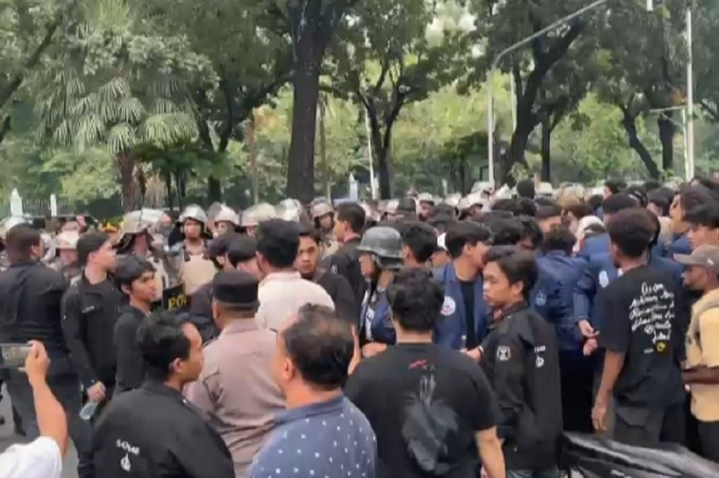 Demo Mahasiswa di Depan Balai Kota Jakarta Sempat Ricuh, 7 Polisi Terluka