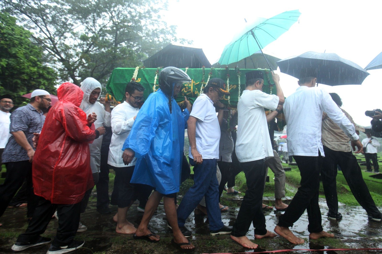 Hujan Deras Iringi Pemakaman Suami Najwa Shihab di TPU Jeruk Purut