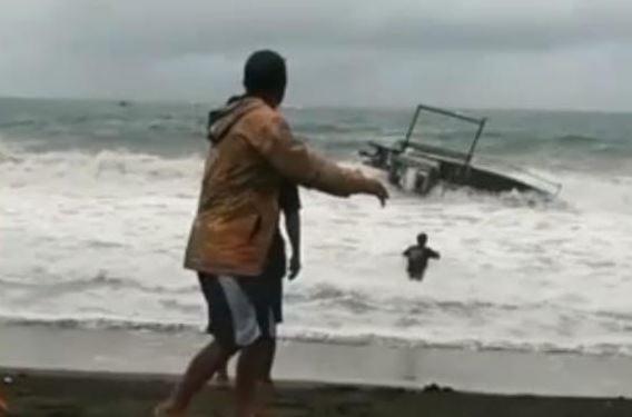 Kawasan Wisata Pangandaran Porak-poranda Diterjang Badai, Perahu Nelayan Terbalik