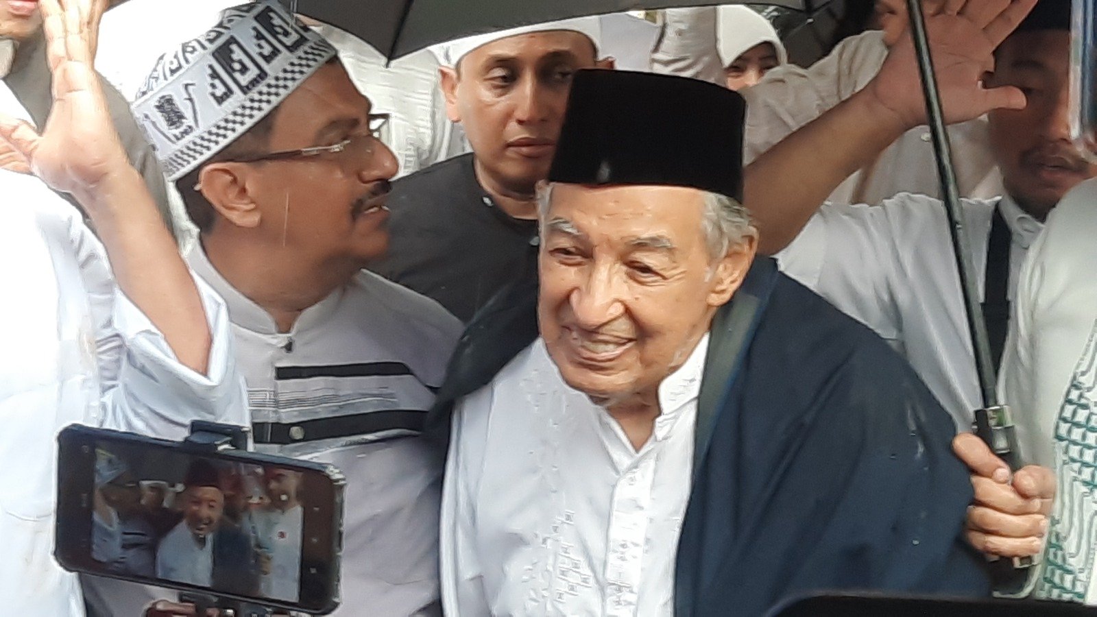 Pemakaman Suami Najwa Shihab Diiringi Hujan Lebat, Quraish Shihab: Tanda Rahmat Tuhan