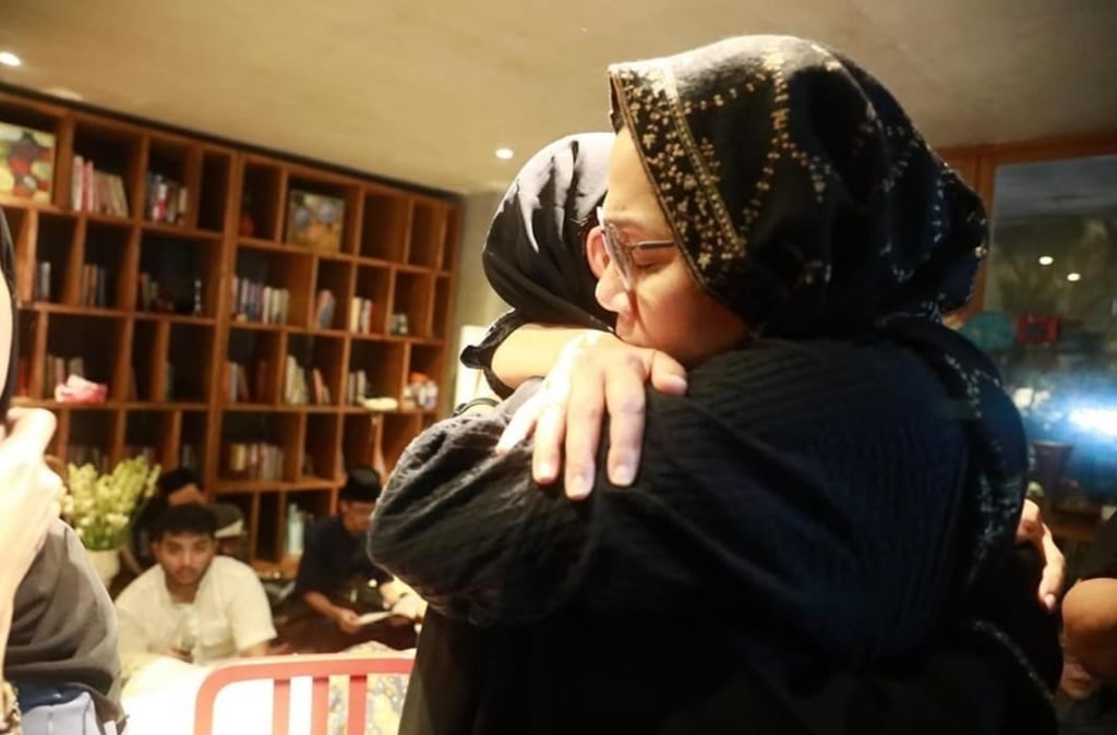 Momen Sri Mulyani Peluk Najwa Shihab saat Melayat ke Rumah Duka