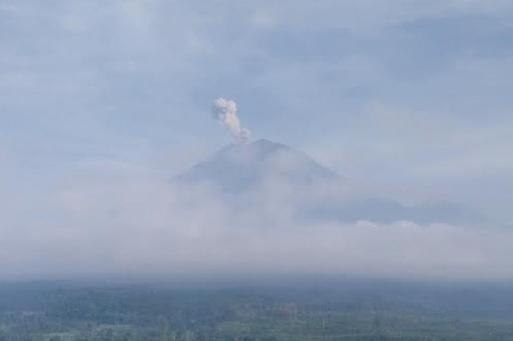 Gunung Semeru Erupsi Beruntun sampai 3 Kali, Kolom Abu Letusan Setinggi 800 Meter