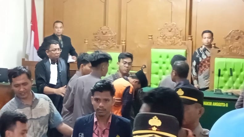 Divonis Mati, Pembunuh Mahasiswi di Bangkalan Tertunduk Keluar Ruang Sidang Dikawal Petugas