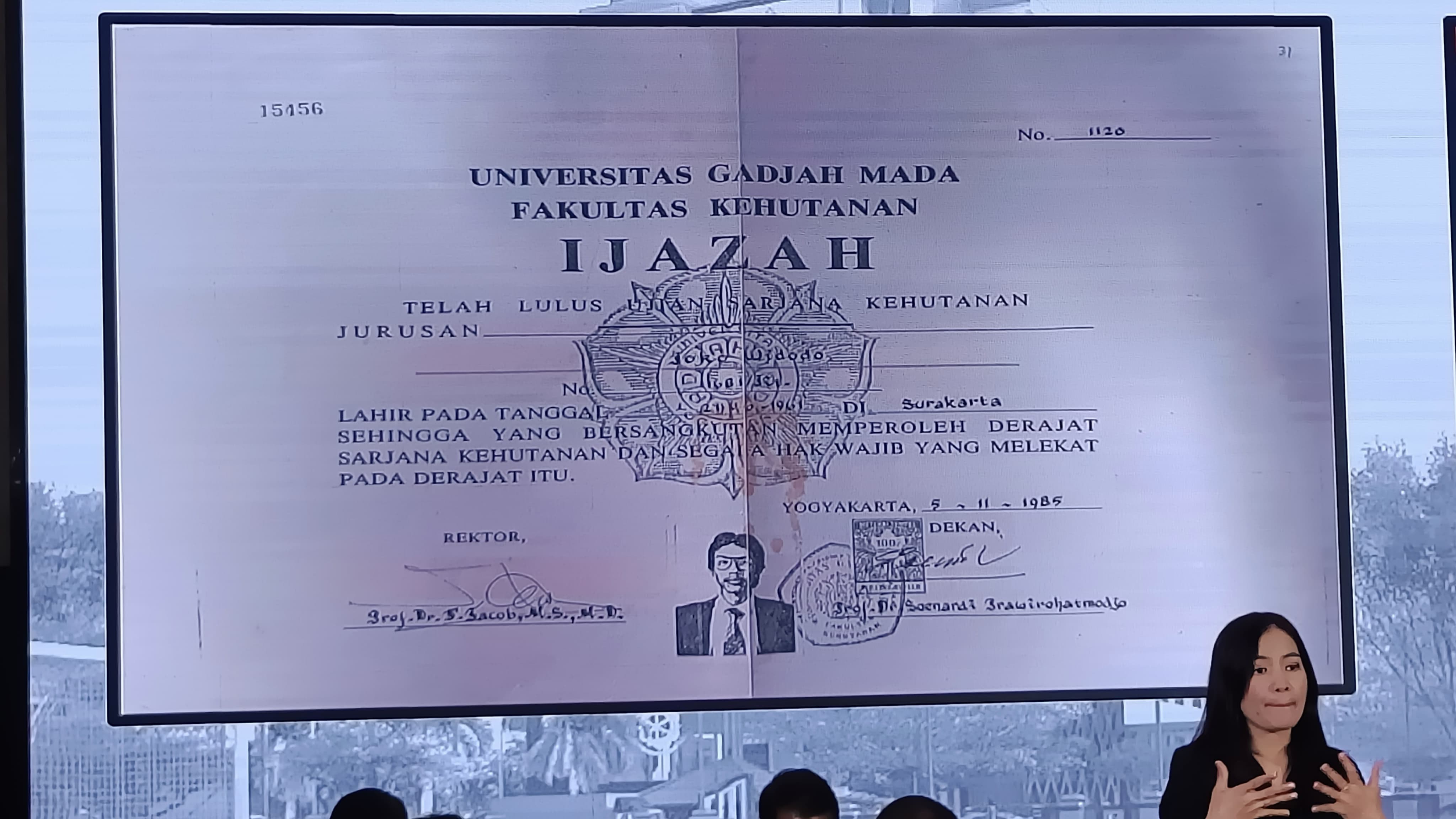 FOTO: Bareskrim Tampilkan Foto Ijazah Asli Jokowi hingga Momen Kuliah di UGM