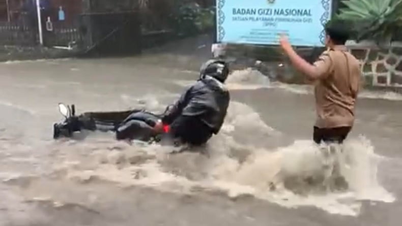 Banjir Bandang dan Longsor Terjang Lembang, 1 Orang Hilang Terseret Arus
