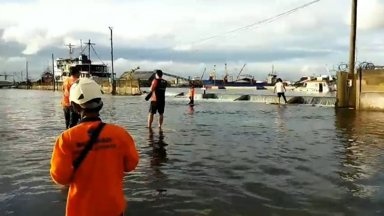 Tembok Penahan Air Laut Jebol, Pelabuhan Tanjung Emas  Semarang Terendam Banjir