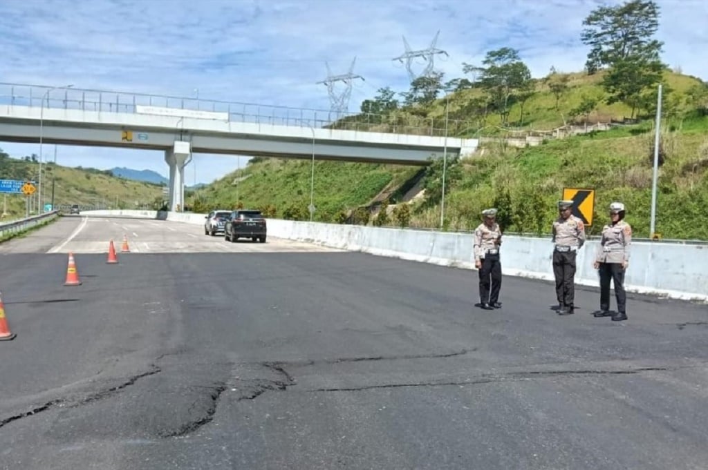 Retak dan Ambles! Tol Cisumdawu KM 177 Diterjang Pergerakan Tanah