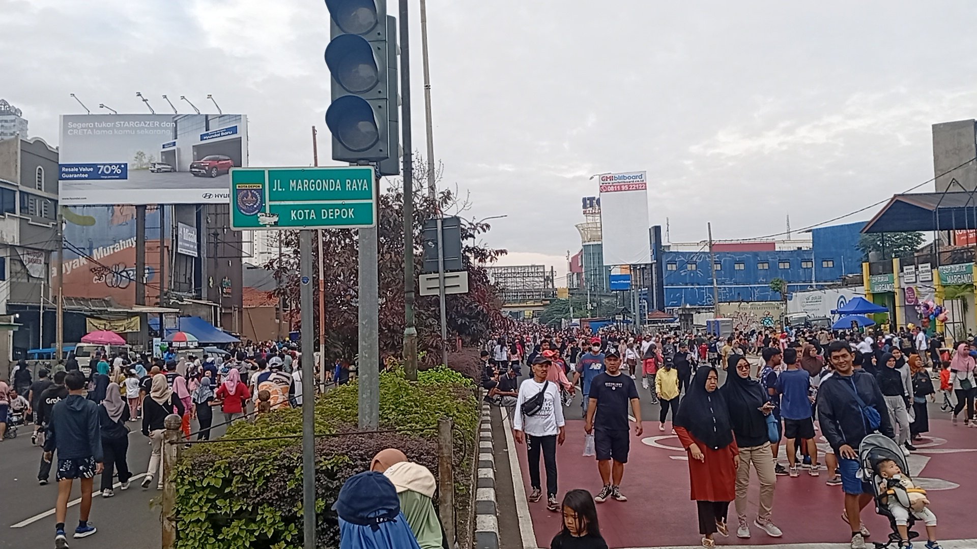 Viral CFD Depok Serasa Jalanan Malioboro Jogja, Muncul Spiderman Juga!