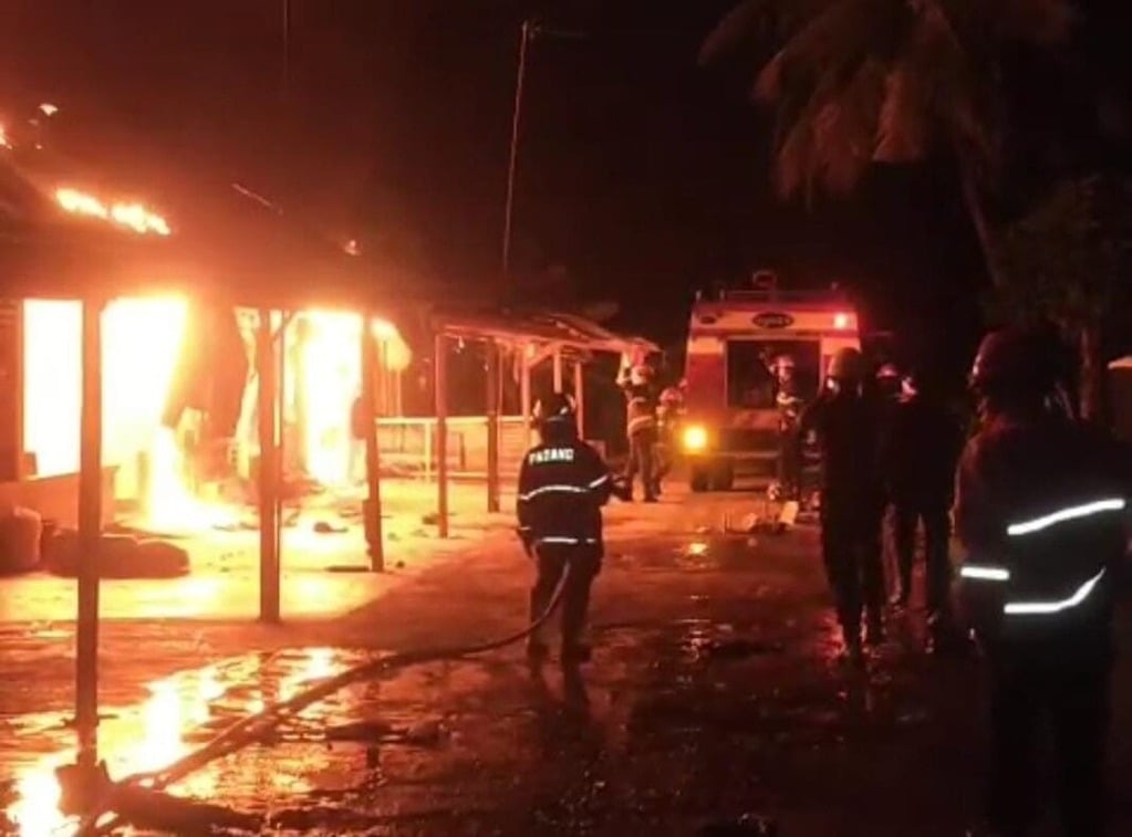 Kebakaran Landa Asrama Sekolah Polisi di Padang, 10 Bangunan Hangus