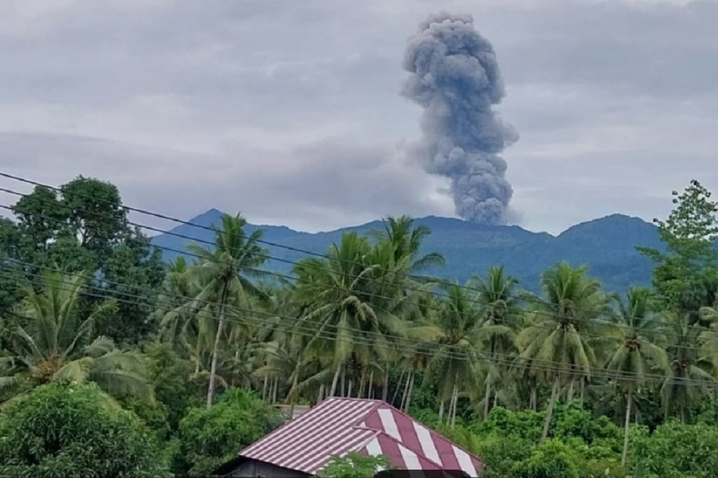 Gunung Dukono Erupsi Hari Ini, Letusan Capai 1.600 Meter di Atas Puncak